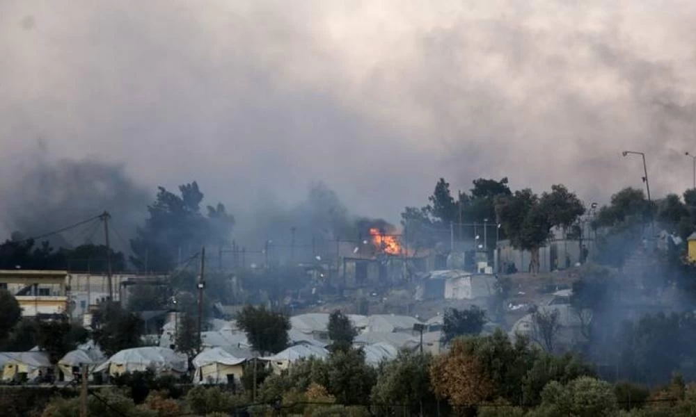 "Βολές" κατά κυβέρνησης από τον Μουζάλα με επίκεντρο την πυρκαγιά στη Μόρια